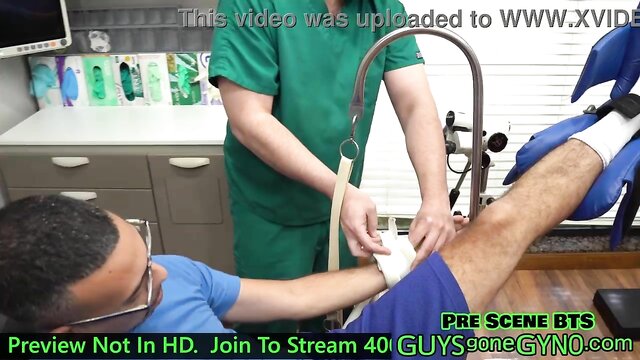 Angel Ramirez e o médico nu extraem o pau na Clínica "Cum Extraction" #6 - Veja o filme completo em GuysGoneGyno.com.