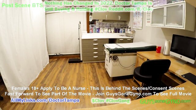 Maverick Williams é humilhado durante exame pré-emprego na Clínica GuysGoneGyno.com, com a enfermeira Stacy Shepherd e seus dedos enguantados. Novo sexo filme do #GuysGoneGyno.