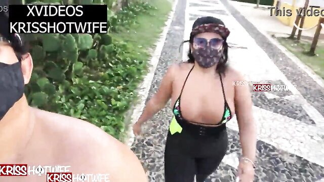 Kriss Hotwife caminhando na praia mostrando seus deliciosos seios. Amadores, public   fetichismo na praia em x video.