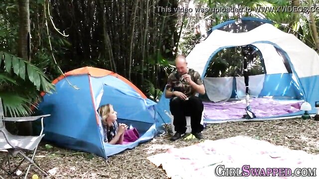 Aventure-se no camping com a adolescente passo-filha em vídeo da Daughter Swap no X Video. Diversão oral, hardcore e fetish outdoor com peitinhos e um grande pau.