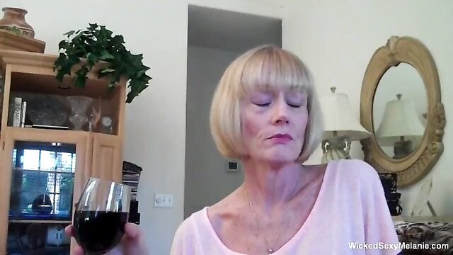 Abuela furiosa repreendendo Scolded By Angry Grandma X video - Vídeo MILF amador caseiro com gozadas, sexo oral, faces e cuckold GILF GMILF.