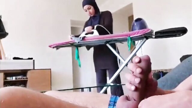 Uma muslima denuncia uma surpresa desagradável, quando um homem puxa o pau na frente dela – POMBAS MUSLIMA NU, BIG DICK, xvideos.