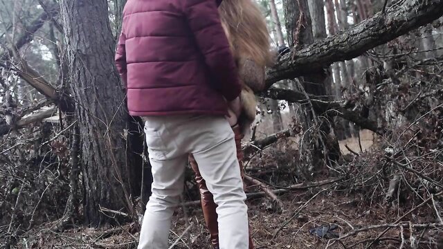 Adolescente de cabelo vermelho fazendo sexo ao ar livre no inverno na floresta. Risco de fodas públicas para um casal no vídeo da Xvideos da Rudacat.