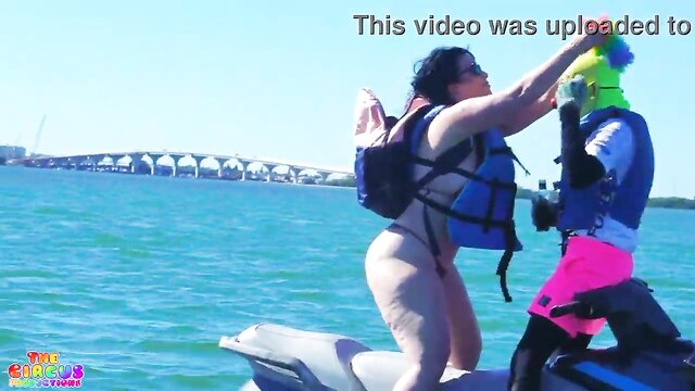 Assista Vídeo Jet Ski com Gibby Clown | Porno com Virgo Peridot, Mandimayxxx e Gibby The Clown na Meio do Oceano.