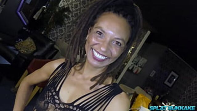 Milf portuguesa Violet Love chupando pau em seu debut bukkake em festa da Ukxxxpass. Filmes porno e facial cumshot para o público adulto.