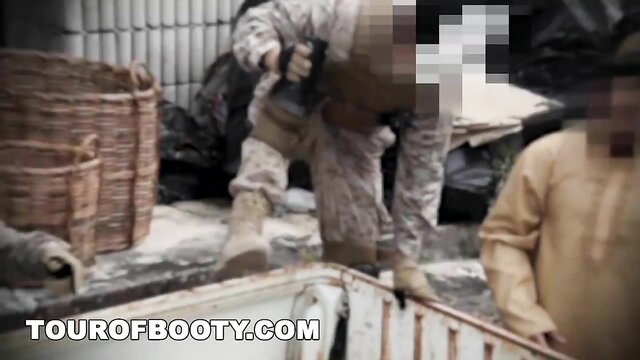 Soldados americanos no Oriente Médio comprando boa buceta árabe x video Tour of Booty