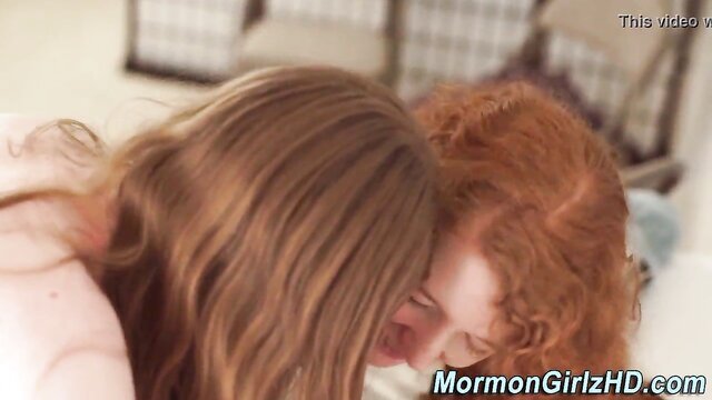 Jovens Mormon Milf está dedilhando Abbey Rain em Filme de Sexo Religioso da Mormon Girlz.