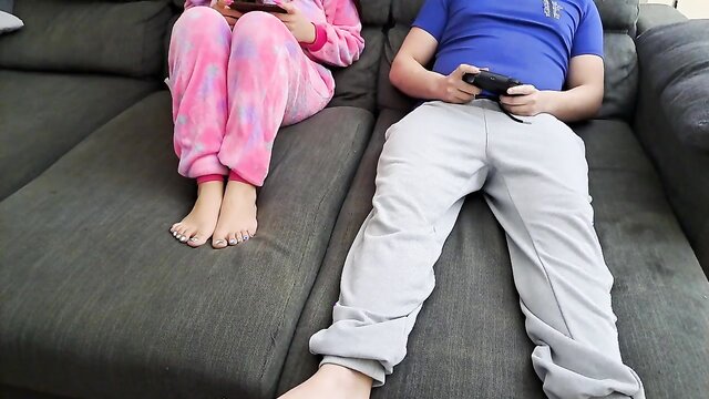 A passo-irmã chupa e come porra do irmão enquanto ele joga videogames - vídeo porno de Miss Squirting.