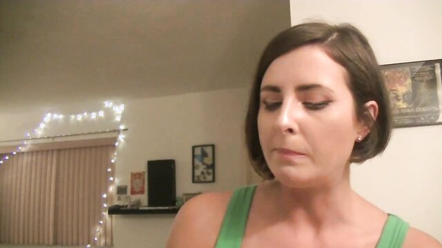 Helena Price fazendo comida gourmet caseira enquanto conversa sexo filme em seu vídeo de acasa. Aproveite esta oportunidade para ver esta deliciosa loura!