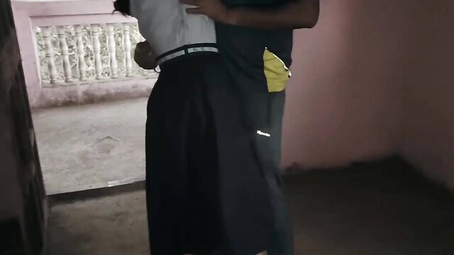 Sr. ensinou aulas particulares a uma menina nativa e levou ela para casa para foder muito, vídeo caseiro de sexo quente com ass grande na posição do cachorrinho. X Vídeo da Mumbai Ashu.