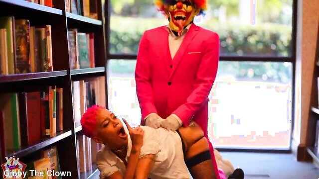 Jasmine Banks excitada trabalhando na Barnes & Noble e transando com seu cliente favorito. Filme Pornô completo da Gibby The Clown, sexo público e grandes mamas.