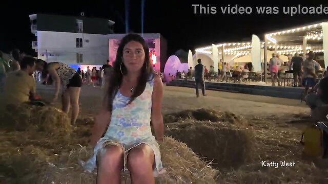 Rapariga descarada tira a calcinha em público - vídeo porno sensual do Sexy Solo Babe Outdoor Upksirt Naughty Dance Feet Taboo