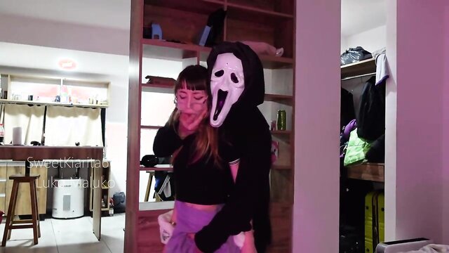 Esse vídeo mostra um ghostface que explora o cu e o corpo de Lukomaluko com dando cu e creampie anal. Vídeo do filme porno amador com costumes de Halloween e uma putinha petite.
