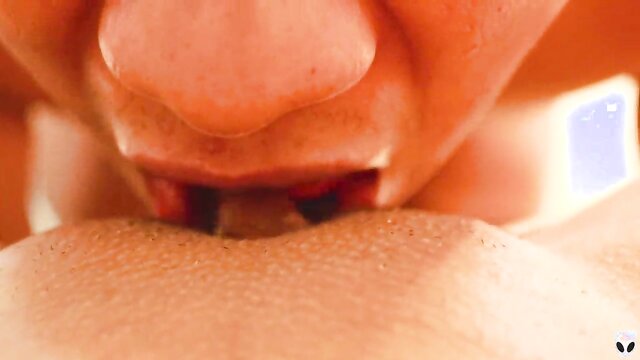Esta é uma imagem de 69 Position Closeup Pussy Licking de Sexo Khalessi Lamber Pussy com Orgasmo para ver Vídeos Orais, Girls Wet Pussy e Clit Licking até Orgasmo