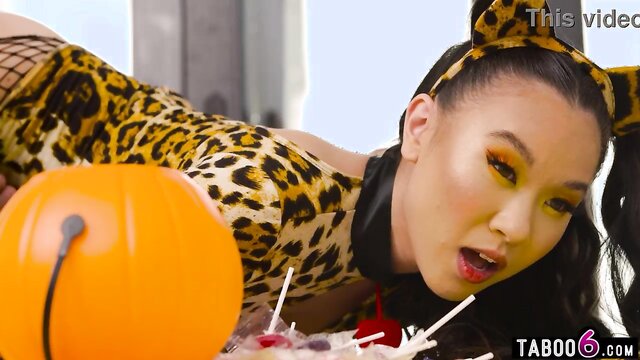 Uma adolescente asiática quente chamada Kimmy Kimm é tratada por um cara muito mais velho durante um vídeo de X. Assista cosplay, bubble butt, e muito mais!