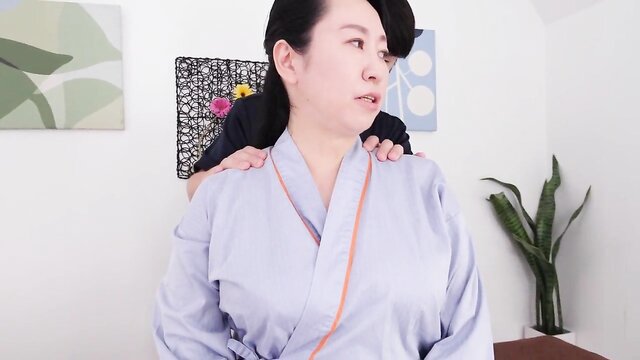 Exquisita massagem de peitos de Yuko Ashikawa na Clínica de Quiropraxia Big Boobs. Venha conferir o filme porno da Jukujosukidesu!