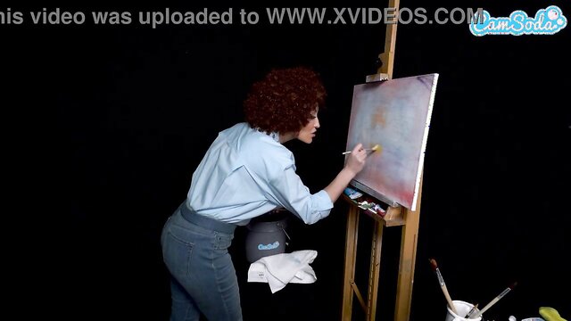Tutorial de pintura excitante com a Milf Ryan Keely vestindo cosplay Bob Ross e ficando excitada durante o sexo filme no Cam Soda.