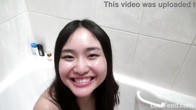 Banheira asiática apaixonante sexo com Sofie Hara - Pornô amador caseiro de jovem asiática