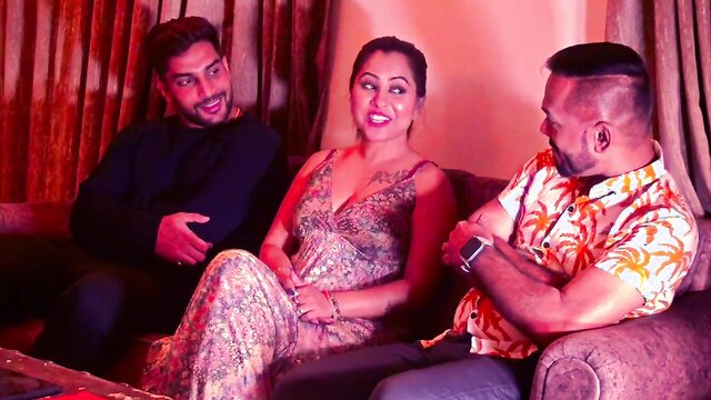 Tina, Rahul e Nishant fodendo em threesome Desi Girl com dois namorados, áudio Hindi completo. Uma menina Desi chamou dois caras para desfrutar e fazer uma sessão de foda de threesome brillante. Xvideos, SuchismitaSarkar.