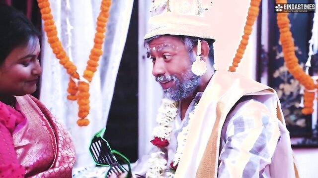 Assistir Filme Porno Vídeo: Tharki Burha Nikala, Suhagraat manane apne três nawali biwiyon ke sath e velho fodendo no casamento! StarSudipa.