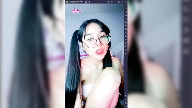Garota de óculos em vídeo porno ao vivo na Tailândia - Assista agora.