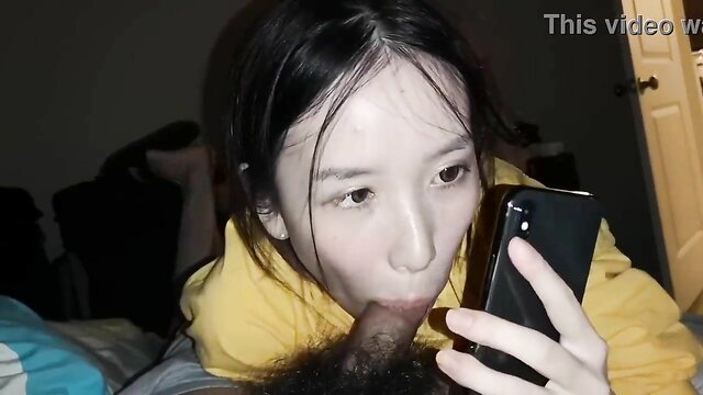 Casal chinês falando ao telefone com a mãe enquanto fazem um vídeo porno.