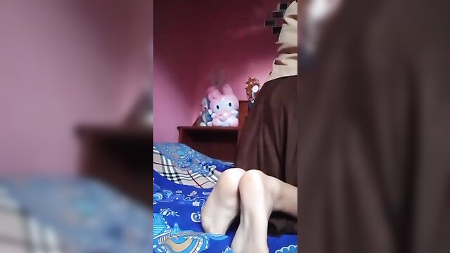 Halimatu Sadiah\'s (imeh) foot fetish video with foot jerk off instructions