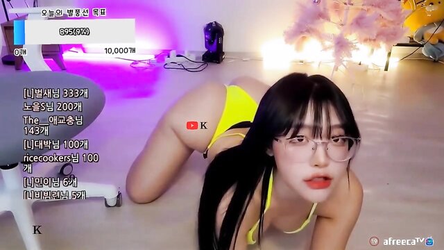 Sexy Korean girl twerks in solo performance