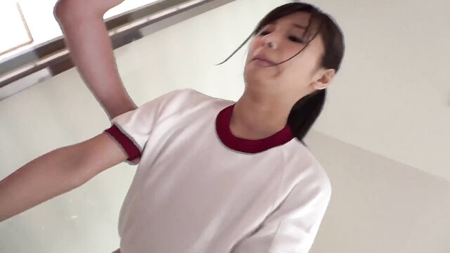 Japanese babe gets facial in hotel room