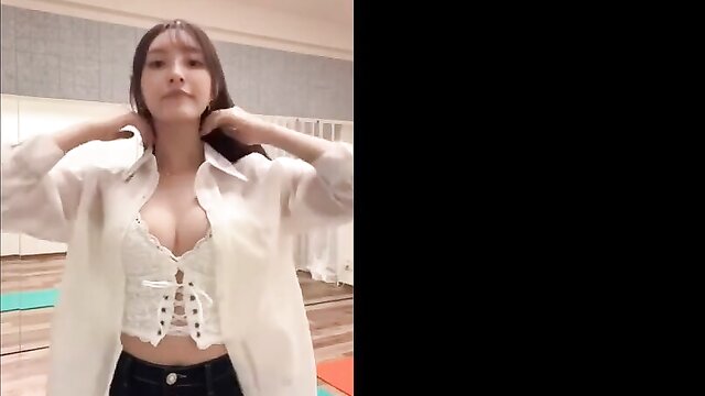 Japanese model gives a blowjob and gets licked in doggy style