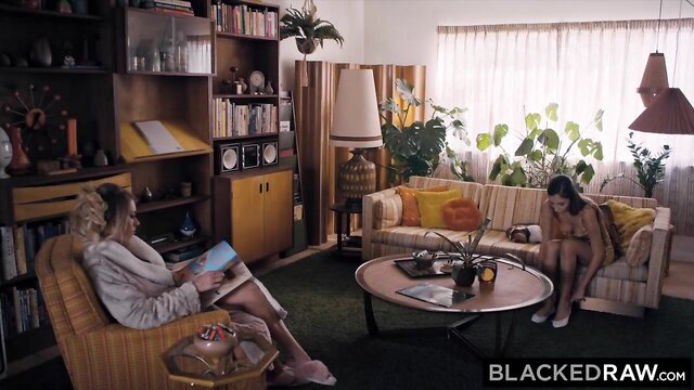 Assista o vídeo BLACKEDRAW Gorgeous Gianna Dior devours stranger%27s BBC, um da série xvideos da estúdio Blacked Raw e com a modelo Gianna Dior. Ela está chupando e cavalgando um BBC grande.
