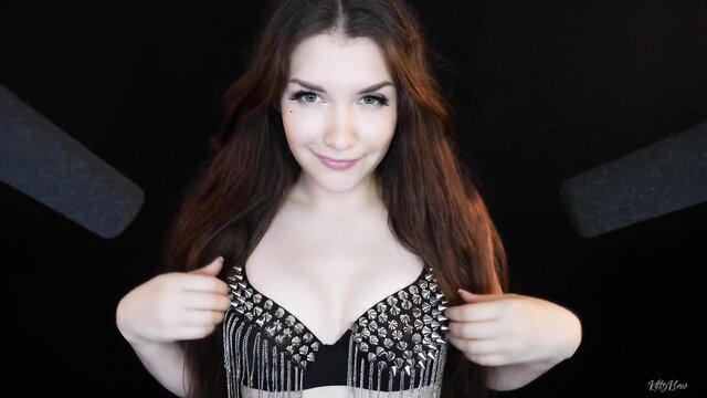 Amateur Babe\'s Bra Scratching ASMR: Look Who\'s Back